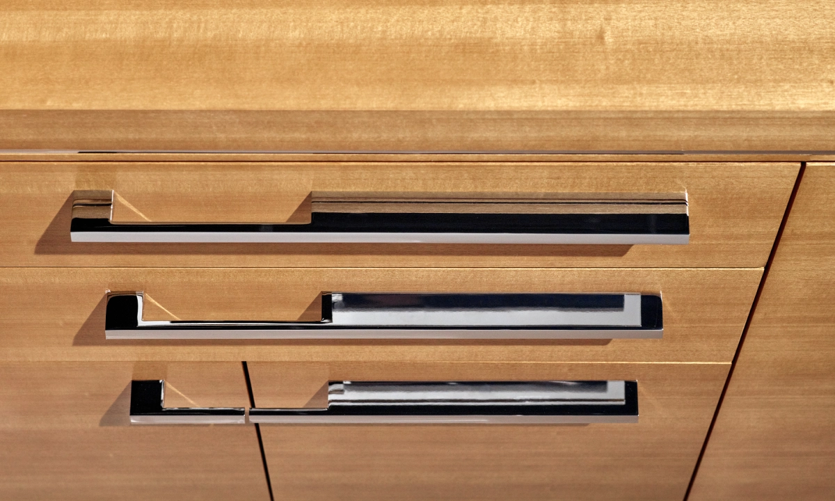 ascari_credenza-_details_-_pulls.jpg page slideshow item 1